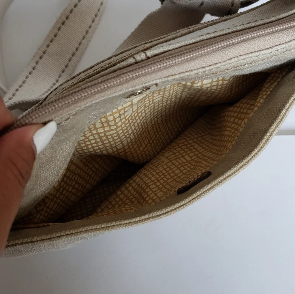 Fossil crossbody Purse. Adjustable straps - Picture 6 of 10